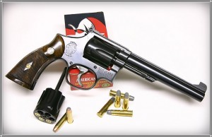 Smith & Wesson K-frame, com tambores intercambiáveis entre .32-20 e .327 Federal Magnum