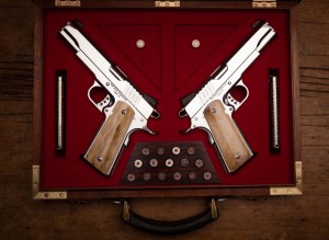 1911 Mirror Image, feita pela Cabot Guns e considera pelo autor do Blue Book Gun Values, como as mais belas 1911 não engravadas já produzidas nos EUA.